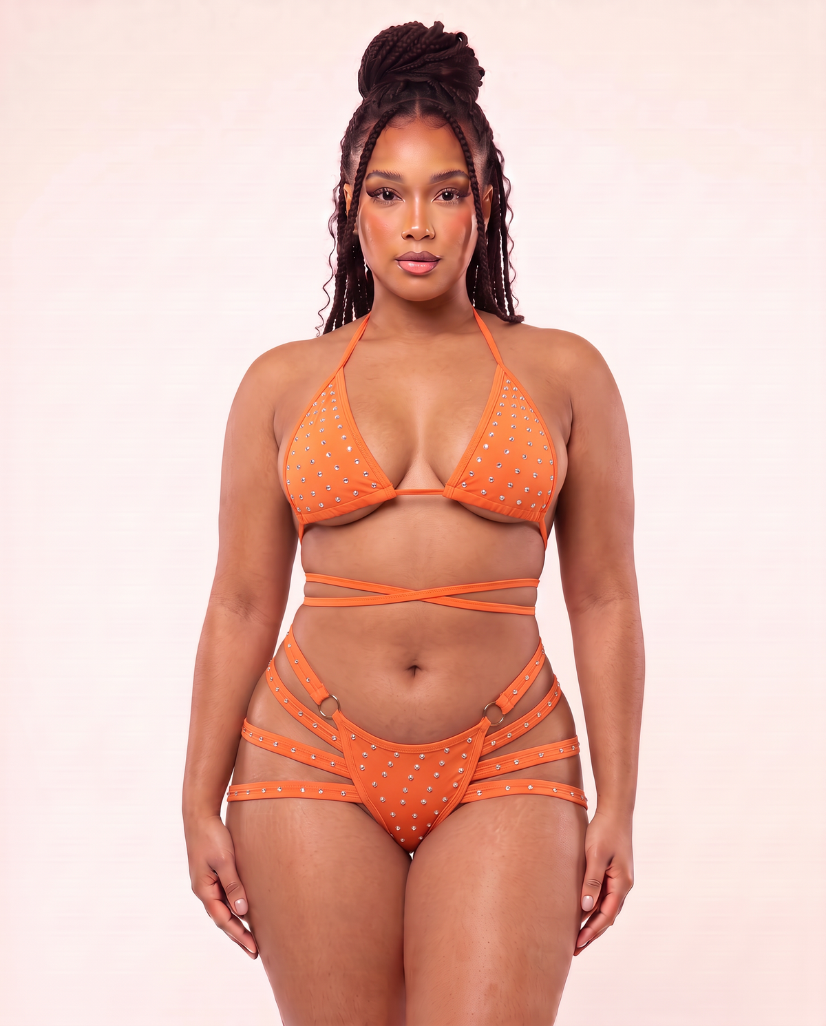 Ensemble 2 pièces BELLA orange porté : triangles strassés, liens noués à la taille, string à lanières – VEXIA