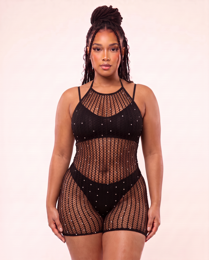 Combishort strass BIANCA noir porté : résille dos nu strassée, col licou (porté sur brassière et culotte noires, non incluses) – VEXIA