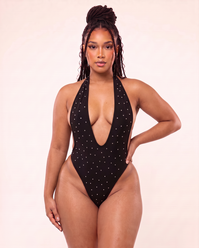 Body décolleté MUSE noir porté : décolleté plongeant, strass, dos ouvert – VEXIA