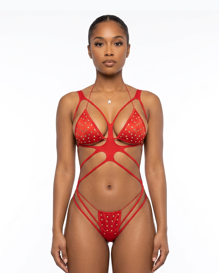 Ensemble 3 pièces NAOMIE rouge porté : body à lanières et bonnets strassés – VEXIA