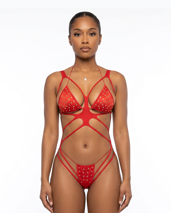 Ensemble 3 pièces NAOMIE rouge porté : body à lanières et bonnets strassés – VEXIA