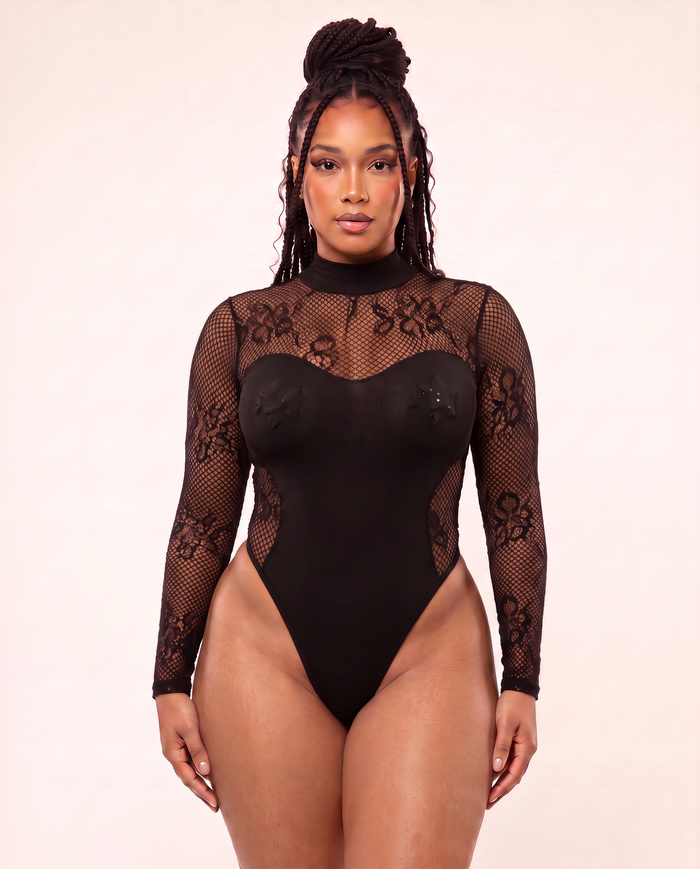 Body string manches longues noir porté : résille dentelle, col montant et décolleté cœur – VEXIA