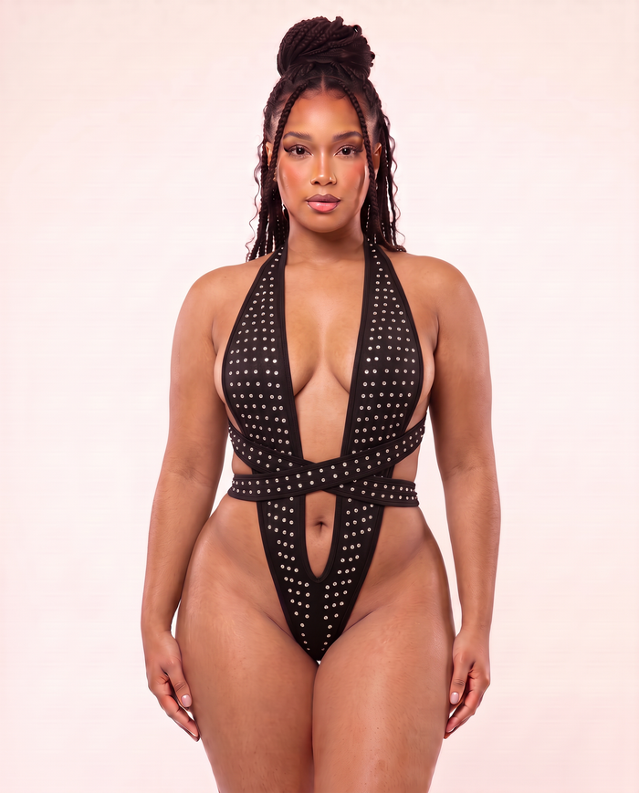 Body VALENTINA noir porté : décolleté plongeant strassé, liens croisés à la taille – VEXIA